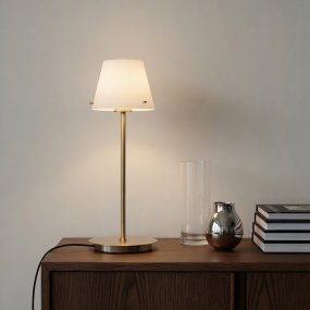 Gil 34cm Laiton satiné De Herstal - Fabriqu&eacute;e en m&eacute;tal avec une finition laiton satin&eacute;, elle est dot&eacute;e d'un abat-jour en verre blanc diffusant une lumi&egrave;re douce et agr&eacute;able.