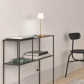 Gil 34cm Laiton satiné De Herstal - Fabriquée en métal avec une finition laiton satiné, elle est dotée d'un abat-jour en verre blanc diffusant une lumière douce et agréable.