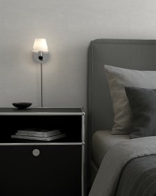 Gil Ø10 Chrome lampe de lecture De Herstal - L'abat-jour en verre opale assure une diffusion subtile de la lumi&egrave;re et, associ&eacute; &agrave; la structure chrom&eacute;e, conf&egrave;re &agrave; Gil une atmosph&egrave;re, une pr&eacute;sence et l'expression caract&eacute;ristique de Herstal.