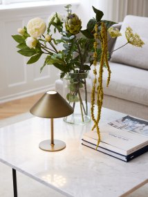 Hygge 20cm Laiton antique portable De Halo Design - Il est classé IP54, ce qui le rend adapté à une utilisation en intérieur et en extérieur (bien qu'il doive être stocké et chargé à l'intérieur).