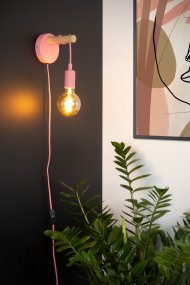 Pola Rose lampe pour enfant De Lucide - La longueur du c&acirc;ble est ajustable gr&acirc;ce &agrave; un syst&egrave;me d'enroulement d&eacute;coratif autour de la lampe.