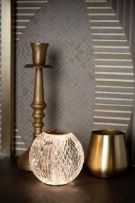 Cintra 9cm Transparent portable De Lucide - Gr&acirc;ce au c&acirc;ble USB-C de 40 cm fourni, elle se recharge compl&egrave;tement en 3 heures et offre jusqu'&agrave; 24 heures d'autonomie &agrave; faible intensit&eacute; et jusqu'&agrave; 3 heures &agrave; intensit&eacute; maximale.