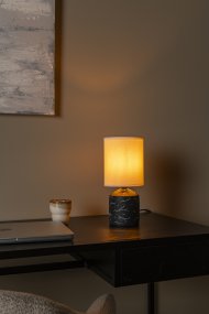 Fran 30cm Noir lampe de table De Lucide - Le motif blanc irrégulier du pied crée un effet marbré et offre un magnifique contraste avec la surface sombre.