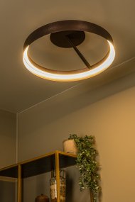 Leonard Ø55 Brun plafonnier De Lucide - Son abat-jour rond int&egrave;gre une bande LED qui diffuse une lumi&egrave;re vive et uniforme, id&eacute;ale pour les pi&egrave;ces o&ugrave; un bon &eacute;clairage est essentiel.