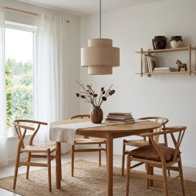 Hilma Ø40 Beige suspension De Cottex - Le tissu beige diffuse une lumi&egrave;re chaleureuse et accueillante, rendant Hilma polyvalente et facile &agrave; assortir &agrave; tout type de mobilier.