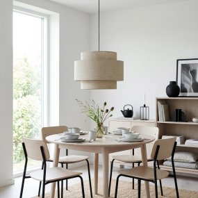 Hilma Ø55 Beige suspension De Cottex - Le tissu beige diffuse une lumi&egrave;re chaleureuse et accueillante, rendant Hilma polyvalente et facile &agrave; assortir &agrave; tout type de mobilier.