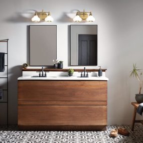 Ainsley 40cm Laiton brossé lampe de salle de bain De Elstead Lighting - Installez-le au-dessus de votre miroir de salle de bain pour un &eacute;clairage &agrave; la fois esth&eacute;tique et fonctionnel.