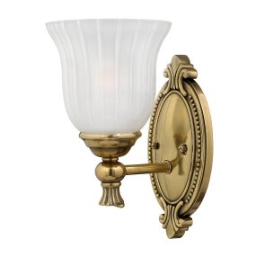 Francoise Ø15 Laiton lampe de salle de bain De Elstead Lighting - Il est doté d'un magnifique abat-jour en verre dépoli avec un design nervuré qui projette une lumière douce, et la base décorative en laiton ajoute une touche élégante.
