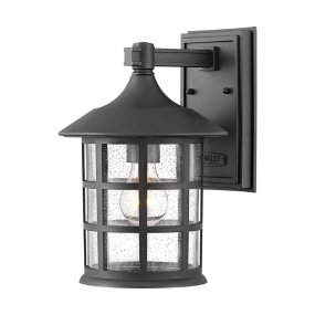 Freeport 30cm Noir lampe d’extérieur De Elstead Lighting - Avec une protection IP44, Freeport est protégé contre la pluie et l'humidité, ce qui le rend idéal pour les entrées, les façades et les terrasses.