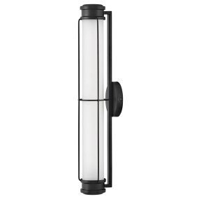 Saylor 60cm Noir De Elstead Lighting - Fabriqu&eacute;e en m&eacute;tal noir mat, elle est dot&eacute;e d'un abat-jour allong&eacute; en verre opale qui diffuse une lumi&egrave;re douce et homog&egrave;ne.