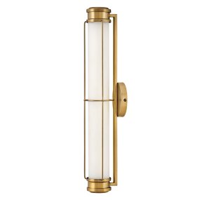 Saylor 60cm Laiton De Elstead Lighting - Fabriqu&eacute;e en m&eacute;tal avec une finition laiton chaleureuse, elle est dot&eacute;e d'un abat-jour allong&eacute; en verre opale qui diffuse une lumi&egrave;re douce et homog&egrave;ne.