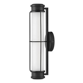 Saylor 43cm Noir De Elstead Lighting - Fabriqu&eacute;e en m&eacute;tal noir mat, elle est dot&eacute;e d'un abat-jour allong&eacute; en verre opale qui diffuse une lumi&egrave;re douce et homog&egrave;ne.