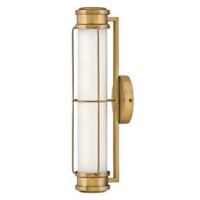 Saylor 43cm Laiton De Elstead Lighting - Fabriqu&eacute;e en m&eacute;tal avec une finition laiton chaleureuse, elle est dot&eacute;e d'un abat-jour allong&eacute; en verre opale qui diffuse une lumi&egrave;re douce et homog&egrave;ne.