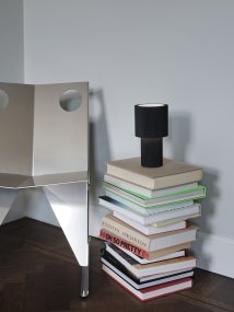 Iluma 22cm Noir portable De Herstal - Que ce soit pour profiter de matins paisibles pr&egrave;s de la fen&ecirc;tre ou d'un d&icirc;ner sur le balcon, elle est toujours &agrave; port&eacute;e de main et cr&eacute;e l'ambiance parfaite.