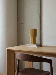 Iluma 22cm Or portable De Herstal - Que ce soit pour profiter de matins paisibles pr&egrave;s de la fen&ecirc;tre ou d'un d&icirc;ner sur le balcon, elle est toujours &agrave; port&eacute;e de main et cr&eacute;e l'ambiance parfaite.