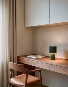 Iluma 22cm Vert olive portable De Herstal - Que ce soit pour profiter de matins paisibles pr&egrave;s de la fen&ecirc;tre ou d'un d&icirc;ner sur le balcon, elle est toujours &agrave; port&eacute;e de main et cr&eacute;e l'ambiance parfaite.