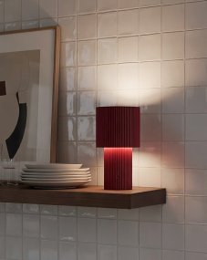 Iluma 22cm ROUGE portable De Herstal - Que ce soit pour profiter de matins paisibles pr&egrave;s de la fen&ecirc;tre ou d'un d&icirc;ner sur le balcon, elle est toujours &agrave; port&eacute;e de main et cr&eacute;e l'ambiance parfaite.