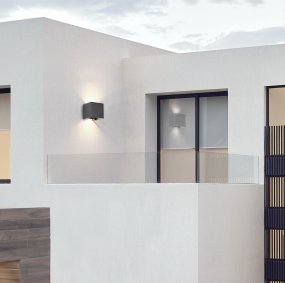 Fulton Noir lampe d’extérieur De Maytoni - La surface simple et élégante est associée à un flux lumineux bilatéral qui fournit un éclairage doux et agréable vers le haut et vers le bas.