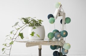 Irislights Cool Mint 20-lights Bleu De Irislights - Elle est compos&eacute;e d'un c&acirc;ble en plastique et de boules de coton et de polyester fabriqu&eacute;es &agrave; la main qui diffusent une lumi&egrave;re agr&eacute;able.