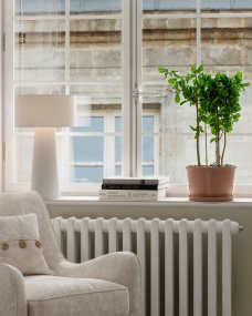 Linum 50cm Blanc De By Rydéns - Linum est une lampe de table &eacute;l&eacute;gante et d&eacute;corative en lin blanc, qui apporte une touche de douceur et d'harmonie &agrave; votre int&eacute;rieur.