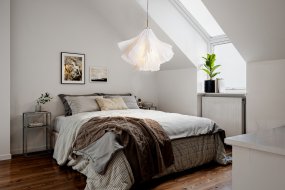 Juliette Ø75 Blanc suspension De By Rydéns - Gr&acirc;ce &agrave; sa forme unique et &agrave; ses d&eacute;tails &eacute;l&eacute;gants, Juliette est un excellent choix pour tous ceux qui recherchent un plafonnier &agrave; la fois &eacute;l&eacute;gant et cr&eacute;ant l'ambiance id&eacute;ale.