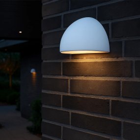 Karlskrona Blanc lampe d’extérieur De Nordic Lighting - Elle est id&eacute;ale pour l'entr&eacute;e, la terrasse ou pour plusieurs appliques en enfilade le long de la fa&ccedil;ade.