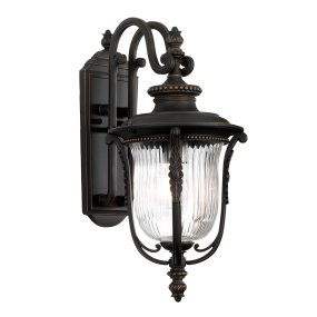 Luverne Bronze lampe d’extérieur De Elstead Lighting - Le verre transparent et nervuré émet une lumière agréable et rend la lampe à la fois pratique et décorative.
