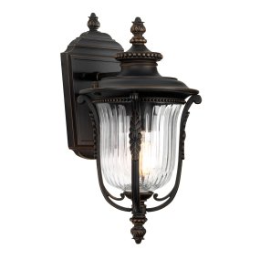 Luverne Bronze lampe d’extérieur De Elstead Lighting - Le verre transparent et nervuré émet une lumière agréable et rend la lampe à la fois pratique et décorative.