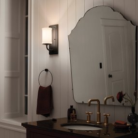 Vetivene 30cm Noir De Elstead Lighting - Vetivene peut &ecirc;tre install&eacute;e avec le verre orient&eacute; vers le haut ou vers le bas, offrant ainsi une grande flexibilit&eacute; et la rendant id&eacute;ale pour les miroirs de salle de bain, par exemple.