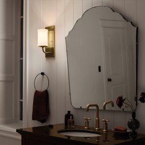 Vetivene 30cm Laiton De Elstead Lighting - Vetivene peut &ecirc;tre install&eacute;e avec le verre orient&eacute; vers le haut ou vers le bas, offrant ainsi une grande flexibilit&eacute; et la rendant id&eacute;ale, par exemple, pour les miroirs de salle de bain.
