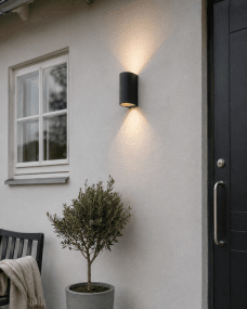Tor Duo Anthracite lampe d’extérieur De Lampan - Lampan lyser fint ner och upp p&aring; v&auml;ggen och skapar en h&auml;rlig atmosf&auml;r.