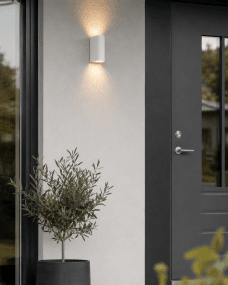 Tor Duo Blanc lampe d’extérieur De Lampan - Lampan lyser fint ner och upp p&aring; v&auml;ggen och skapar en h&auml;rlig atmosf&auml;r.