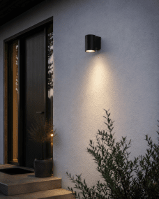 Oden Single Noir lampe d’extérieur De Lampan - Lampan lyser fint ner p&aring; v&auml;ggen och skapar en h&auml;rlig atmosf&auml;r.