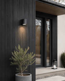 Oden Single Anthracite lampe d’extérieur De Lampan - Lampan lyser fint ner p&aring; v&auml;ggen och skapar en h&auml;rlig atmosf&auml;r.