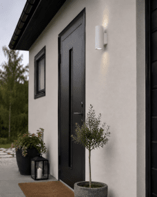 Oden Duo Blanc lampe d’extérieur De Lampan - Lampan lyser fint b&aring;de upp och ner p&aring; v&auml;ggen.