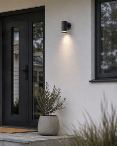 Cylinder Anthracite lampe d’extérieur De Lampan - Lampan lyser fint ner p&aring; v&auml;ggen och skapar en h&auml;rlig atmosf&auml;r.