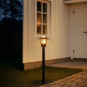 Ystad 100cm Noir bornes De Nordic Lighting - Ystad est une borne lumineuse classique en acier inoxydable noir avec des &eacute;l&eacute;ments en verre transparent.