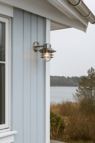 Ystad Acier brossé lampe d’extérieur De Nordic Lighting - Sa finition en acier bross&eacute; lui conf&egrave;re une allure &eacute;l&eacute;gante, tout en la rendant robuste et durable.