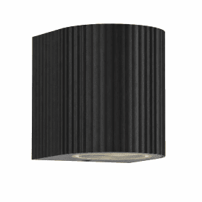 Freja Single Noir lampe d’extérieur De Lampan - Freja est id&eacute;ale pour les entr&eacute;es, les all&eacute;es ou les terrasses, devenant ainsi un &eacute;l&eacute;ment &agrave; la fois fonctionnel et d&eacute;coratif.