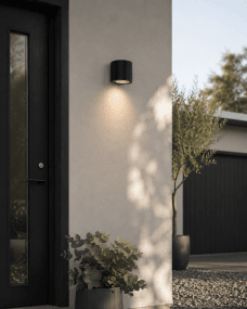Freja Single Noir lampe d’extérieur De Lampan - Freja est id&eacute;ale pour les entr&eacute;es, les all&eacute;es ou les terrasses, devenant ainsi un &eacute;l&eacute;ment &agrave; la fois fonctionnel et d&eacute;coratif.