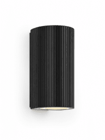 Freja Duo Noir lampe d’extérieur De Lampan - Fabriqu&eacute;e en m&eacute;tal laqu&eacute; noir &agrave; la texture c&ocirc;tel&eacute;e d&eacute;corative, la lampe d&eacute;gage un style &agrave; la fois dynamique et exclusif.