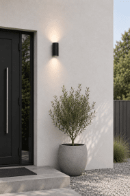 Freja Duo Noir lampe d’extérieur De Lampan - Fabriqu&eacute;e en m&eacute;tal laqu&eacute; noir &agrave; la texture c&ocirc;tel&eacute;e d&eacute;corative, la lampe d&eacute;gage un style &agrave; la fois dynamique et exclusif.