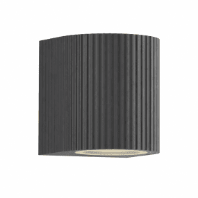 Freja Single Anthracite lampe d’extérieur De Lampan - Fabriqu&eacute;e en m&eacute;tal laqu&eacute; anthracite &agrave; la texture c&ocirc;tel&eacute;e d&eacute;corative, la lampe d&eacute;gage un style vibrant et exclusif.