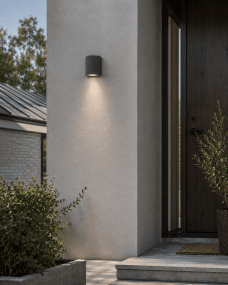 Freja Single Anthracite lampe d’extérieur De Lampan - Fabriqu&eacute;e en m&eacute;tal laqu&eacute; anthracite &agrave; la texture c&ocirc;tel&eacute;e d&eacute;corative, la lampe d&eacute;gage un style vibrant et exclusif.