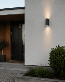 Freja Duo Anthracite lampe d’extérieur De Lampan - Fabriqu&eacute;e en m&eacute;tal laqu&eacute; anthracite &agrave; la texture c&ocirc;tel&eacute;e d&eacute;corative, la lampe d&eacute;gage un style &agrave; la fois vibrant et exclusif.