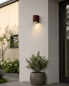 Freja Single Rouiller lampe d’extérieur De Lampan - Ce luminaire en m&eacute;tal orange rouille pr&eacute;sente une texture c&ocirc;tel&eacute;e d&eacute;corative qui lui conf&egrave;re un aspect &agrave; la fois dynamique et exclusif.
