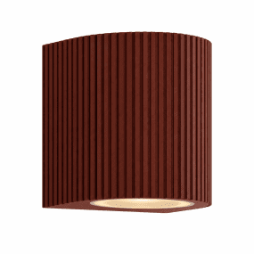 Freja Single Rouiller lampe d’extérieur De Lampan - Ce luminaire en m&eacute;tal orange rouille pr&eacute;sente une texture c&ocirc;tel&eacute;e d&eacute;corative qui lui conf&egrave;re un aspect &agrave; la fois dynamique et exclusif.