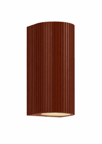 Freja Duo Rouiller lampe d’extérieur De Lampan - Fabriqu&eacute;e en m&eacute;tal finition orange rouille et texture c&ocirc;tel&eacute;e d&eacute;corative, la lampe arbore un style unique et raffin&eacute;.