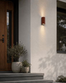Freja Duo Rouiller lampe d’extérieur De Lampan - Fabriqu&eacute;e en m&eacute;tal finition orange rouille et texture c&ocirc;tel&eacute;e d&eacute;corative, la lampe arbore un style unique et raffin&eacute;.