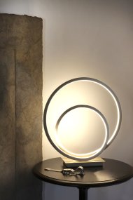 Loop 37cm Acier lampe de table De Aneta Lighting - LED 14W intégrée, dimmable via un variateur à 3 niveaux sur la base de la lampe.
